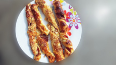 Palito de massa folhada e presunto cru