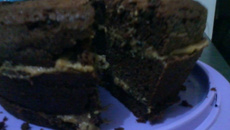 Bolo de chocolate com recheio de ameixa