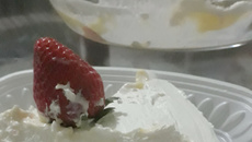 Creme de leite condensado com morangos