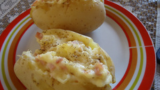 Batata recheada com requeijão e bacon