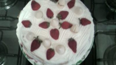 Torta de morangos e suspiros