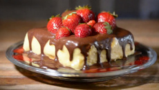 Bombom de morango na travessa