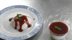 Panna cotta de queijo com calda de goiaba