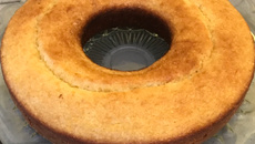 Bolo de fubá com coco e queijo