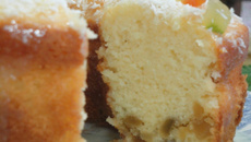 Bolo de coco com frutas