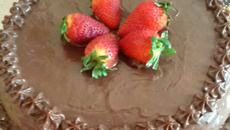 Bolo de chocolate com morango