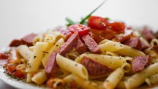 Macarrão com calabresa na panela de pressão