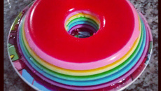 Gelatina colorida em camadas