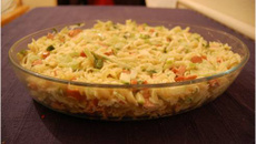 Salada de macarrão colorida