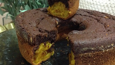 Bolo de cenoura mesclado com chocolate de liquidificador