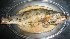 Peixe assado com creme de cebola