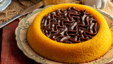 Bolo piscina de cenoura com chocolate