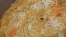 Caldinho de legumes com cabelinho de anjo