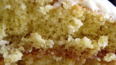 Bolo de coco com doce de leite e amendoim