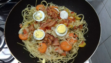Macarrão com bacon, ovo e legumes