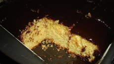 Bolo de maracujá com calda de chocolate