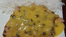 Salmão no forno com calda de maracujá