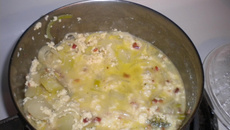 Sopa de talo de brócolis e bacon