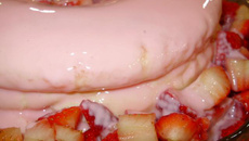 Bolo pudim de iogurte com morangos