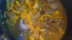 Chuleta em tiras ao molho de laranja