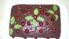 Bolo de chocolate com cereja banhado ao vinho e calda de cereja