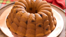 Bolo de fubá com pedaços de goiabada