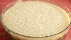 Bolo de travessa de brigadeiro e leite ninho