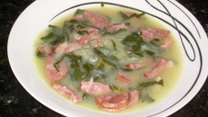 Sopa de linguiça calabresa e couve