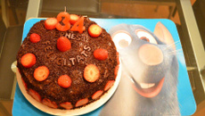 Bolo de morango com cobertura de chocolate