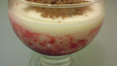 Mousse de limão com calda de morango