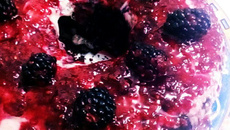 Bolo de chocolate com recheio de amora