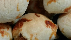 Pão de queijo recheado com frango e requeijão