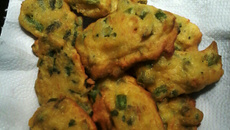 Bolinho econômico de talo de espinafre com fubá