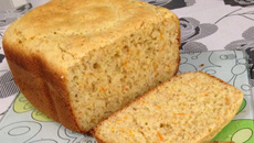 Pão sem glúten com cenoura e cebola na máquina de pão