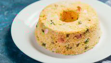 Cuzcuz de calabresa, ovo e queijo coalho