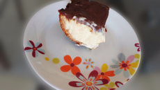 Cheesecake de maracujá com calda de chocolate