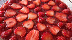 Brigadeirão com doce de morango