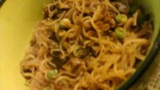 Bifum com shimeji, beringela e brócolis