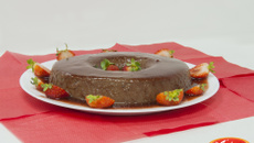 Flan de chocolate com calda de morango