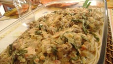 Macarrão integral com molho de carne com espinafre