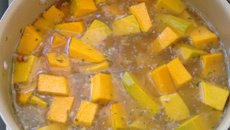 Lentilha com abóbora cabotiá em pedaços