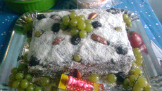 Bolo com decoração de frutas