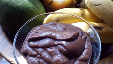 Falsa mousse de chocolate com abacate e banana