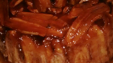 Bolo de banana com calda de caramelo