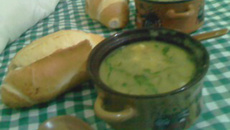 Sopa de fubá com couve, bacon e azeite de dendê