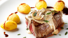 Bife ao molho de maionese com manjericão