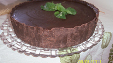 Chocotorta de maracujá com calda de chocolate