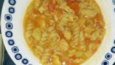 Sopa de legumes com frango e macarrão