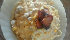 Macarrão com molho branco e bacon