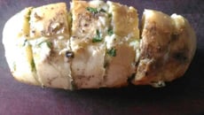 Pão de alho caseiro fácil (churrasqueira ou forno)